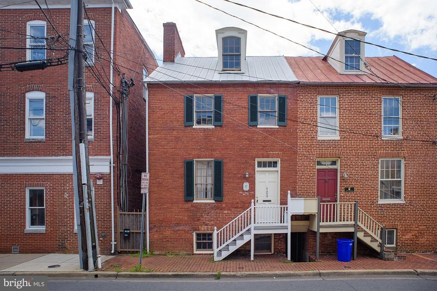 Located in the heart of Annapolis Maryland, this charming studio main level apartment offers a prime location for those seeking a vibrant city lifestyle. This apartment provides the perfect space for individuals looking to immerse themselves in the charm of downtown living. Some of the standout features of this apartment are the wide plank floors, high ceilings, and built in shelves and storage. Common area basement has a shared washer and dryer with the tenant upstairs. The bedroom area offers a cozy sanctuary, complete with decorative fireplace. Living in downtown Annapolis means having access to an array of dining, shopping, and entertainment options just steps away from your front door. Explore the historic streets, indulge in delicious cuisine at local restaurants, or take a leisurely stroll along the waterfront. With its unbeatable location this apartment is the perfect place to call home. Don't miss out on this opportunity to experience the best of Annapolis living.
Cats considered on a case-by-case basis with additional monthly pet rent. No dogs please. This is a non-smoking unit.