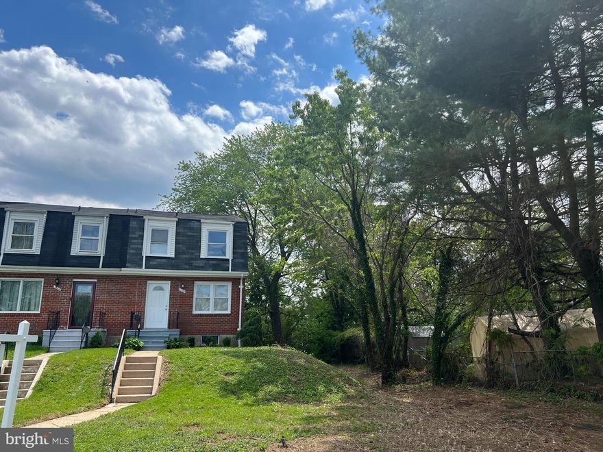 Awesome End of Group Corner home with Water Views from Beds and Dining room in winter.  
Updates Include new Carpet, Newly Finished Lower Level, Updated Bath.   Plenty of Parking, front and double driveway behind property at dead end.   If you are ready to Love right in you'll love this home.