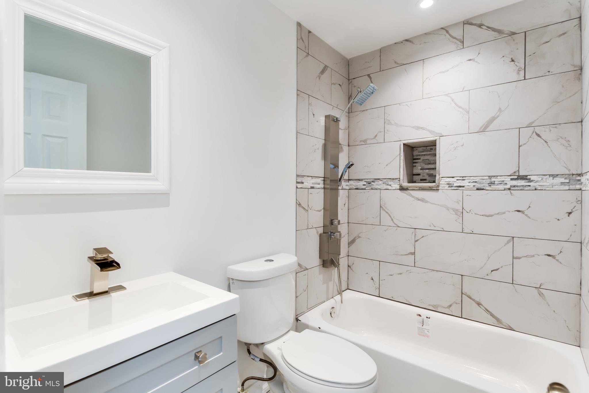 WALNUT LAKE - Residential