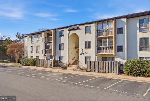 Condo For Sale - 611 Center Street #101<br/> HERNDON, VA 20170