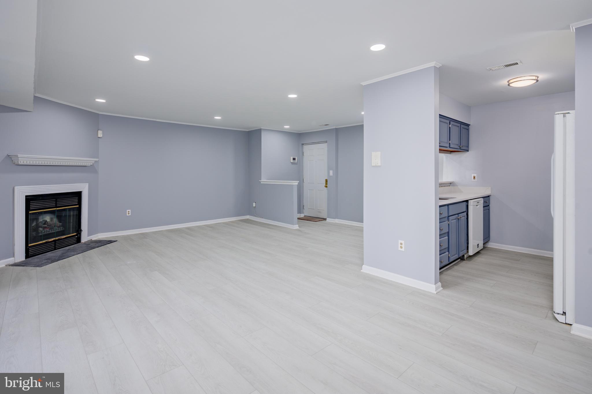 CROMWELL FOUNTAIN - Residential