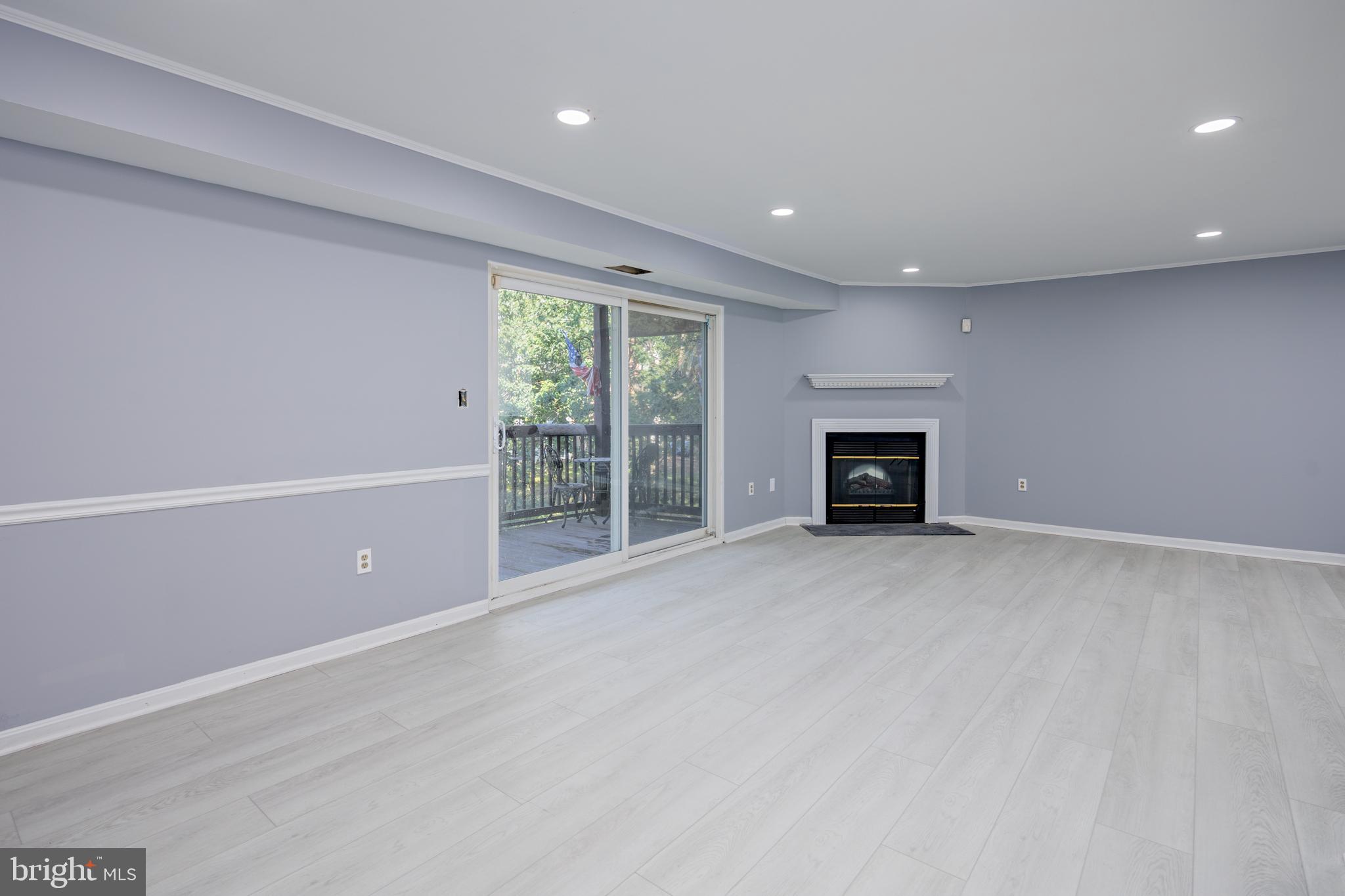 CROMWELL FOUNTAIN - Residential