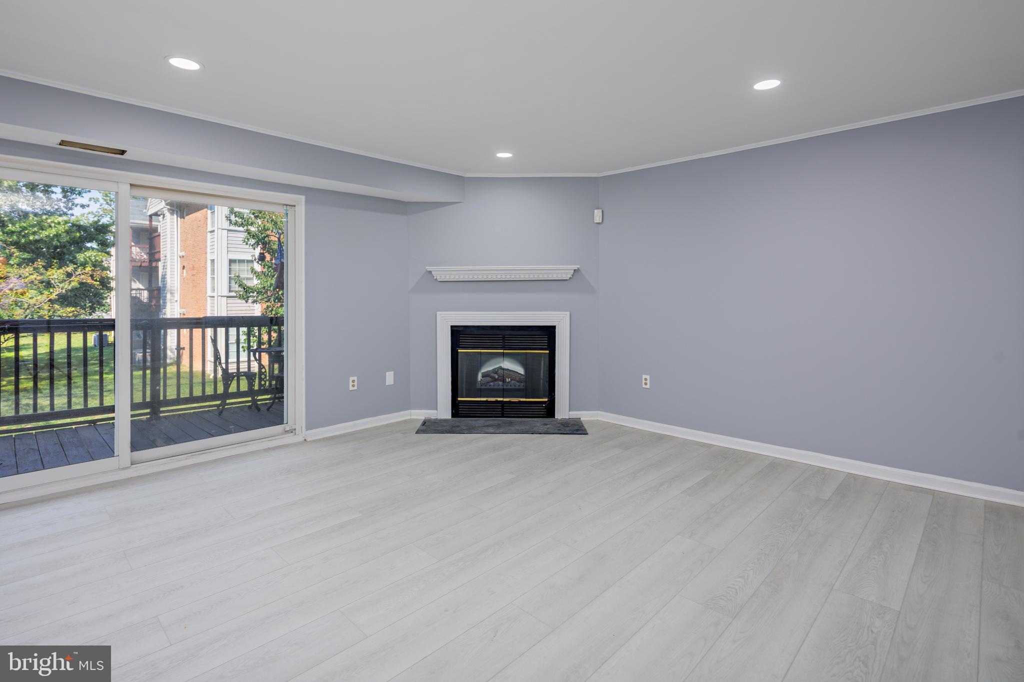 CROMWELL FOUNTAIN - Residential