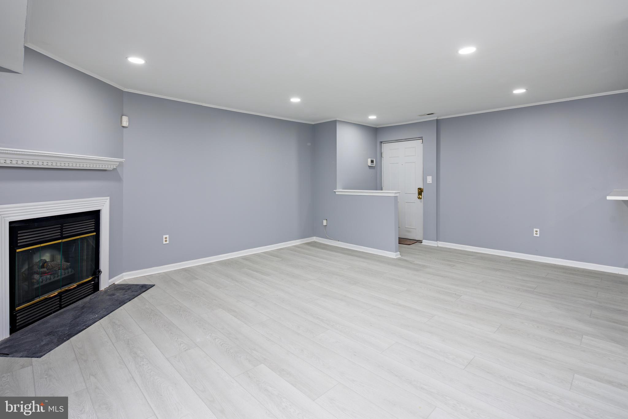 CROMWELL FOUNTAIN - Residential