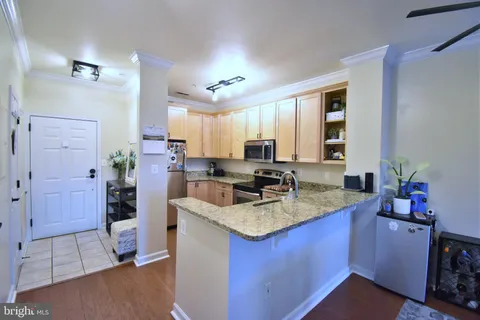 404 King Farm Boulevard Unit 202, Rockville, MD MLS: MDMC2166874