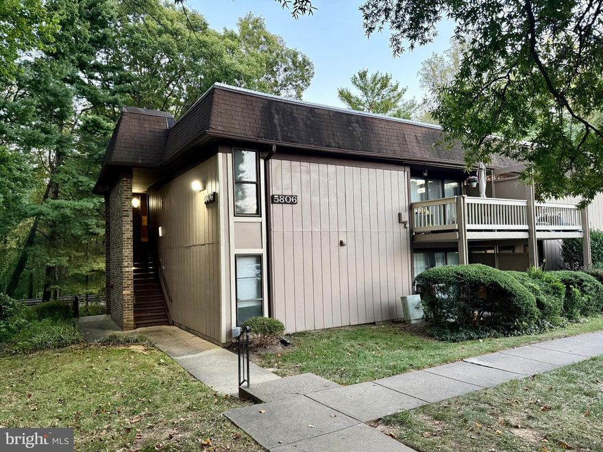 Available for immediate move in, this 2 bedroom condo has a washer and dryer in the unit. A bright and sunny kitchen with a pantry and a balcony with a wooded view.