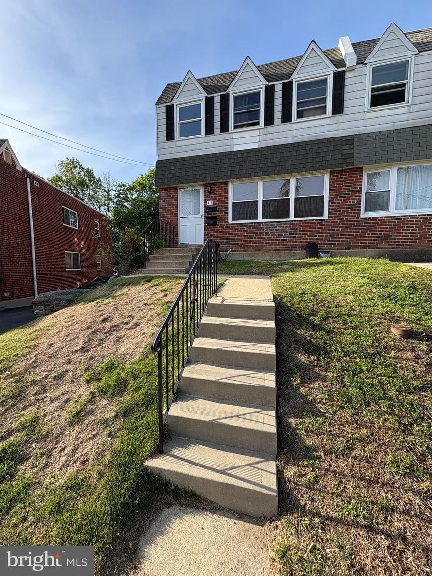 Welcome to this well-maintained first-floor duplex offering 2 spacious bedrooms and 1 full bath. Enjoy the convenience of off-street parking with a dedicated 1-car spot in the rear and a basement for storage. 
Located just a short walk to the heart of Media Borough, you’ll love having shops, dining, trolley and the train stop  right at your doorstep. 
(tenant pays water, gas, electric, wifi)  First Month, Last Month and security deposit= $4800 (41600 x 3)