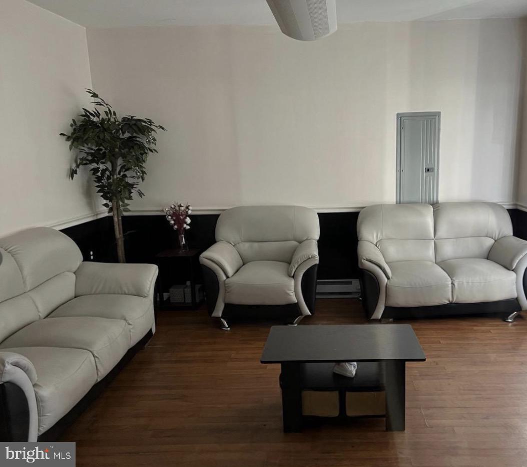 54/56 W MAPLEWOOD MALL