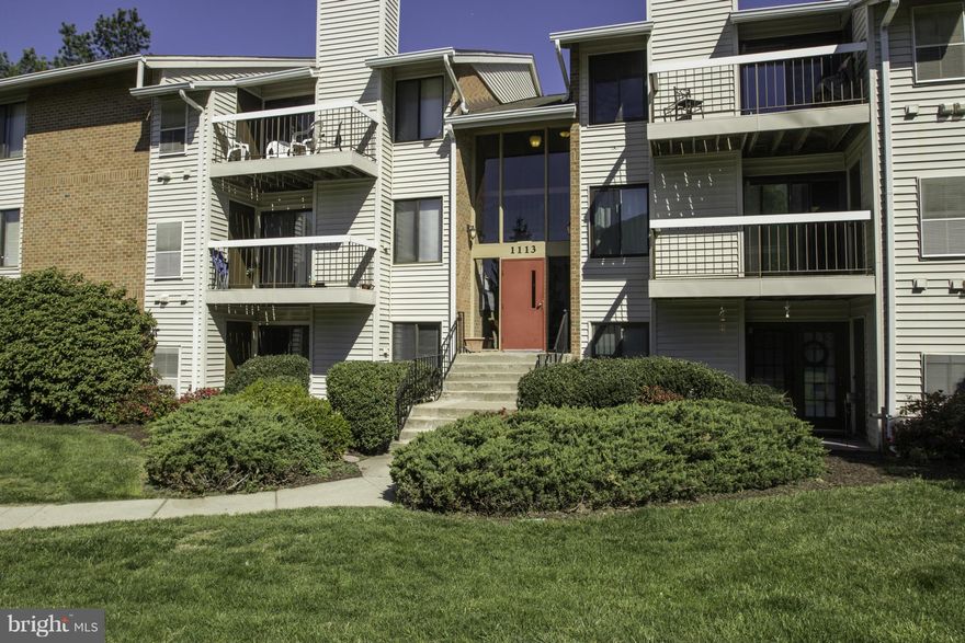 LOTS OF VALUE IN THIS GROUND FLOOR, LEVEL ENTRY CONDO IN CONVENIENT CASTLE HARBOUR! FEATURES INCLUDE NEWER CARPET IN LR/MBR, COZY WOODBURNING FP IN LR, DR W/CEILING FAN/LIGHT, FULLY EQUIPPED KT W/BREAKFAST BAR, PRIVATE MASTER W/EN SUITE BATH, ROOMY 2ND BR & 2ND FULL BATH, KEYED SLIDER TO NICE PATIO W/NO-STEP WALKWAY TO PARKING, STACKED WASHER/DRYER, HEAT PUMP & HWH-NEW IN 2006, HOME WARRANTY TOO!