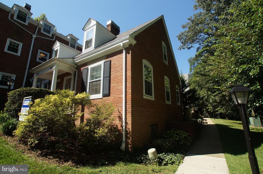 Fantastic updated end-unit Edgewood model w/remodeled kitchen, hardwood flooring, and close proximity to green spaces in a serene setting in popular Fairlington Commons! Short distance to Shirlington Village, Bradlee shopping center, Pentagon, and to DC. Full-size washer/dryer, private patio, large master bedroom, great location, and a short stroll to pool and tennis courts!  ***Pets considered***