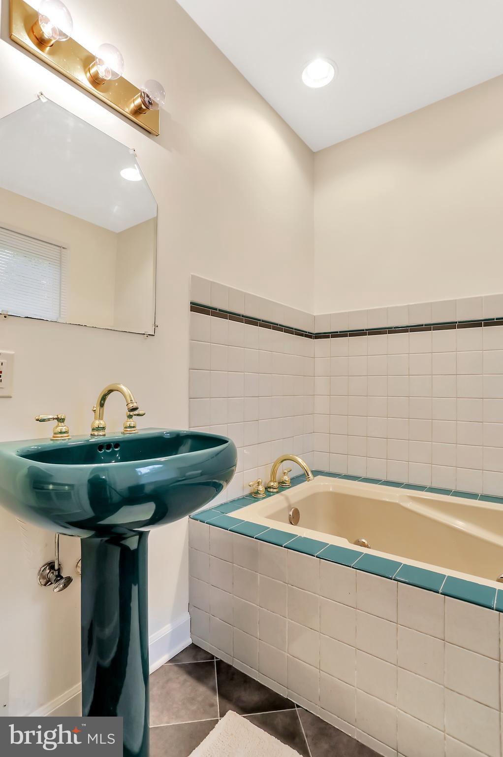 WEYERS CAVE - Residential