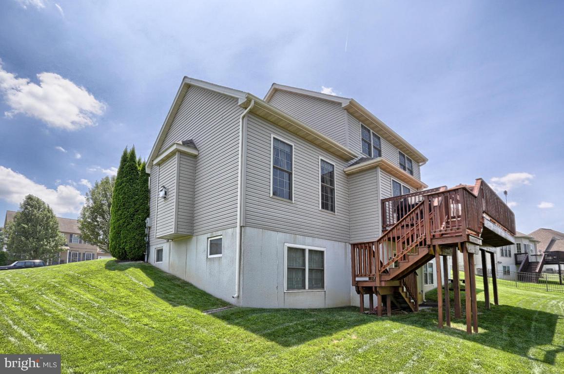 SUTHERLAND AT WOODS EDGE - Residential