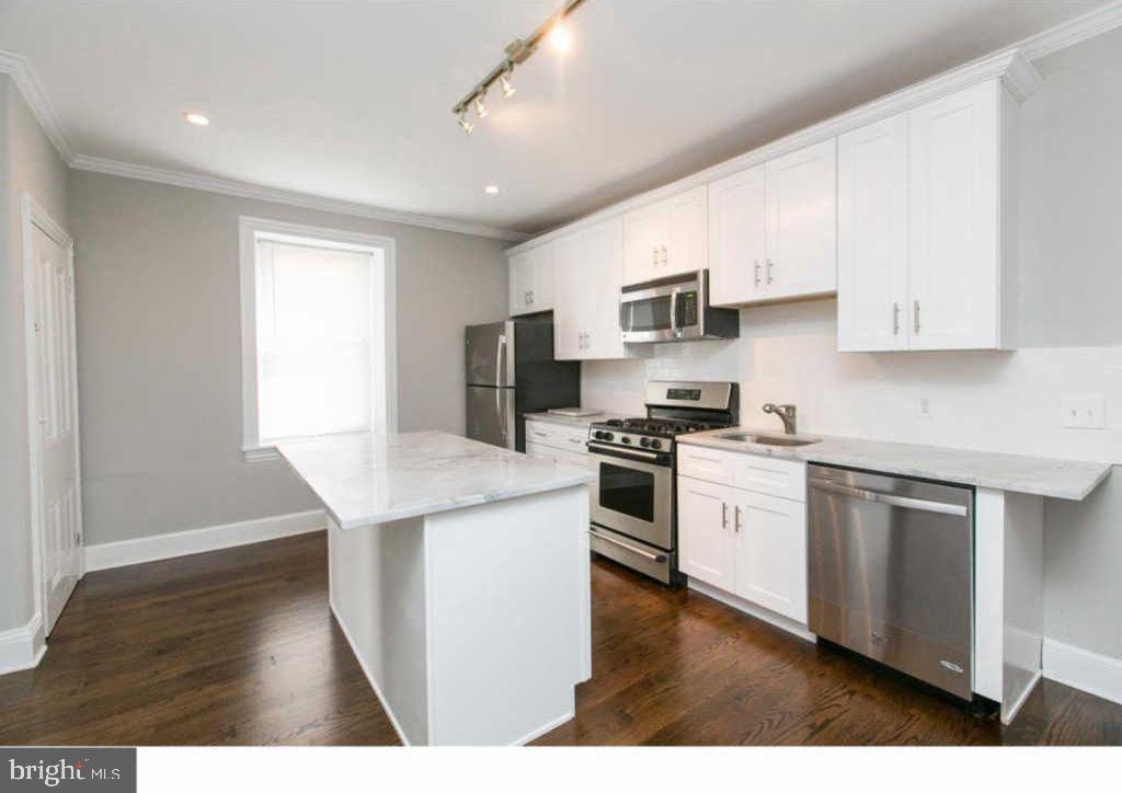 438 LEVERINGTON AVENUE 1/2