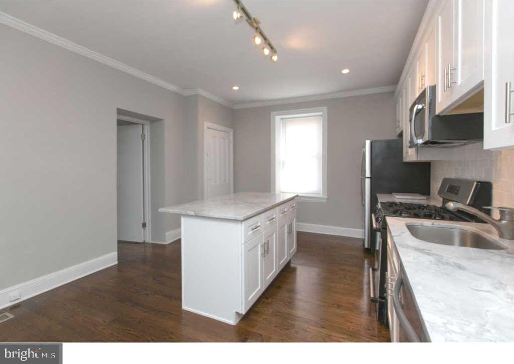 438 LEVERINGTON AVENUE 1/2