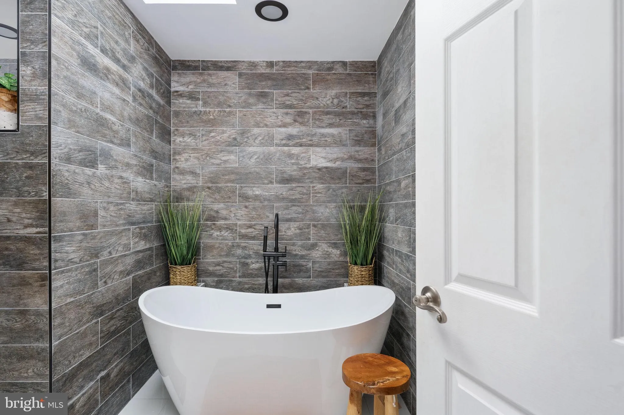 Stafford, Virginia 22554, United States, 6 Bedrooms Bedrooms, ,4 BathroomsBathrooms,Residential,Contingent,252422