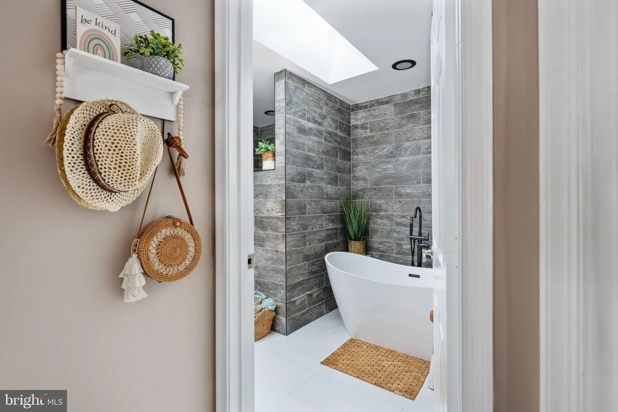 Stafford, Virginia 22554, United States, 6 Bedrooms Bedrooms, ,4 BathroomsBathrooms,Residential,Contingent,252422