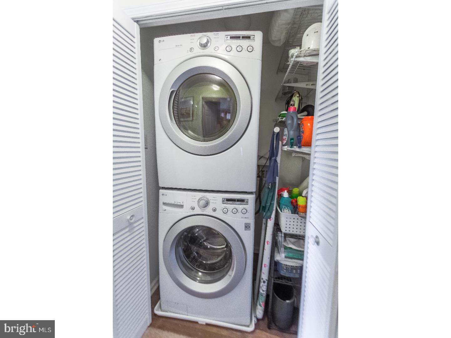 COUNTRY CROSSING - Residential Lease