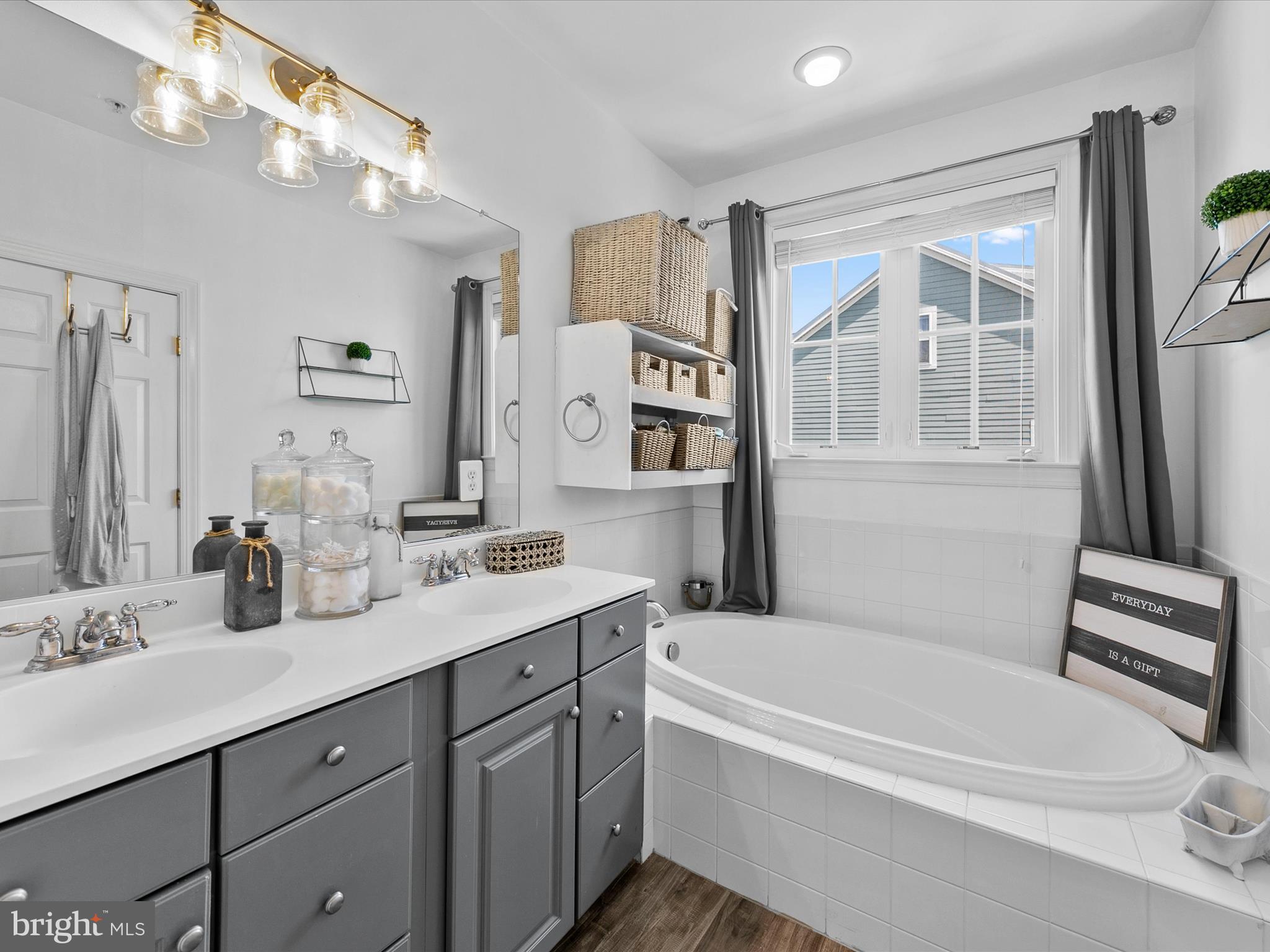 SUNSET ISLAND - Residential