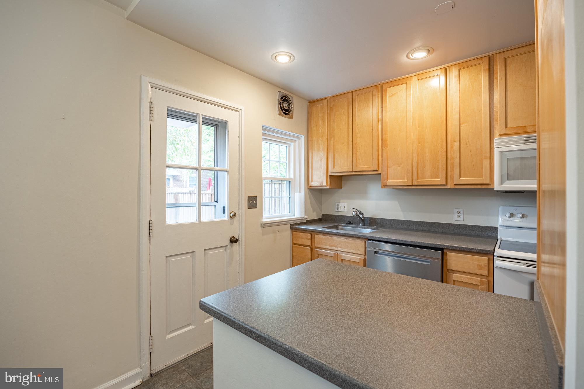 FAIRLINGTON MEADOWS - Residential Lease