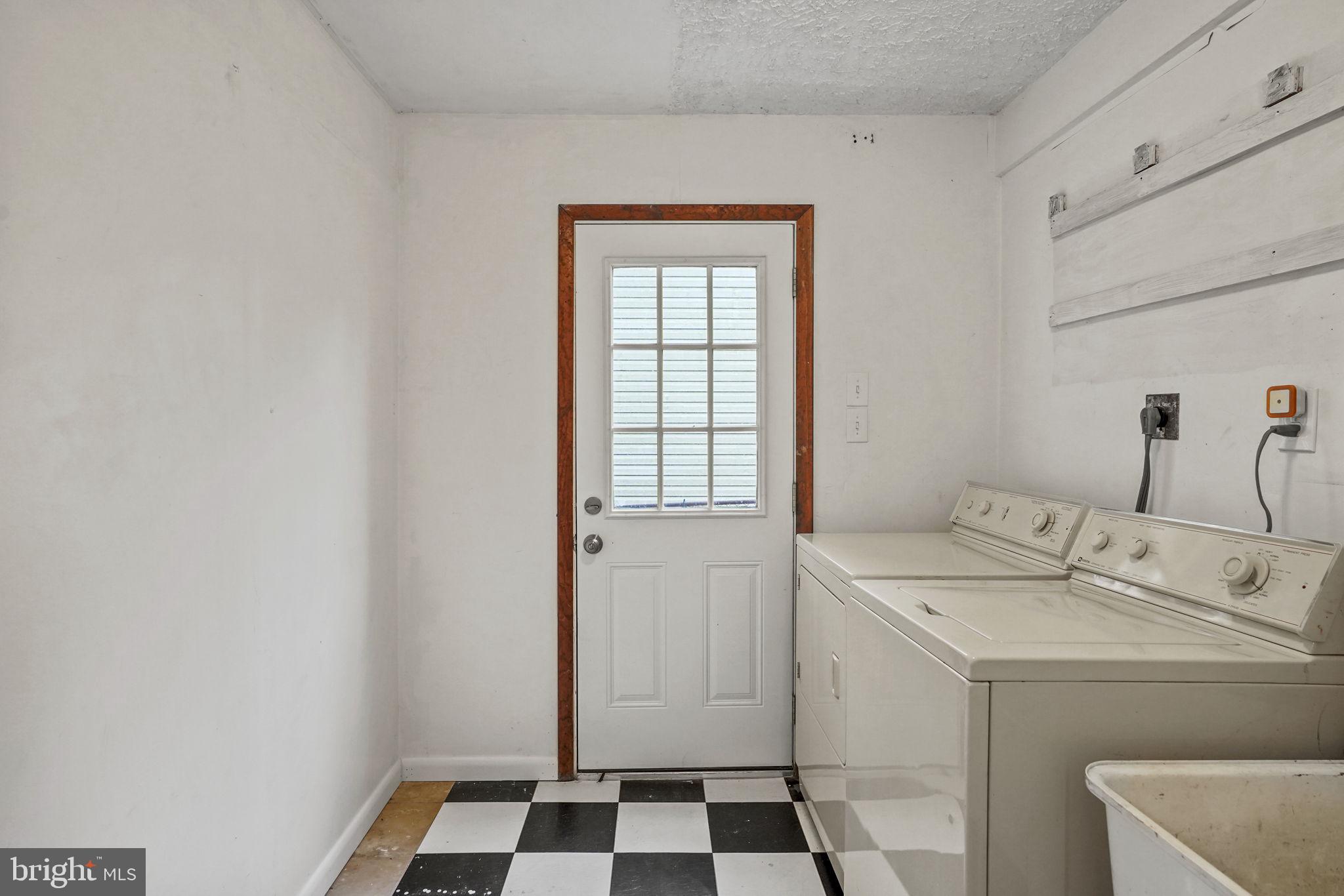 BURKE STATION SQUARE - Residential Lease