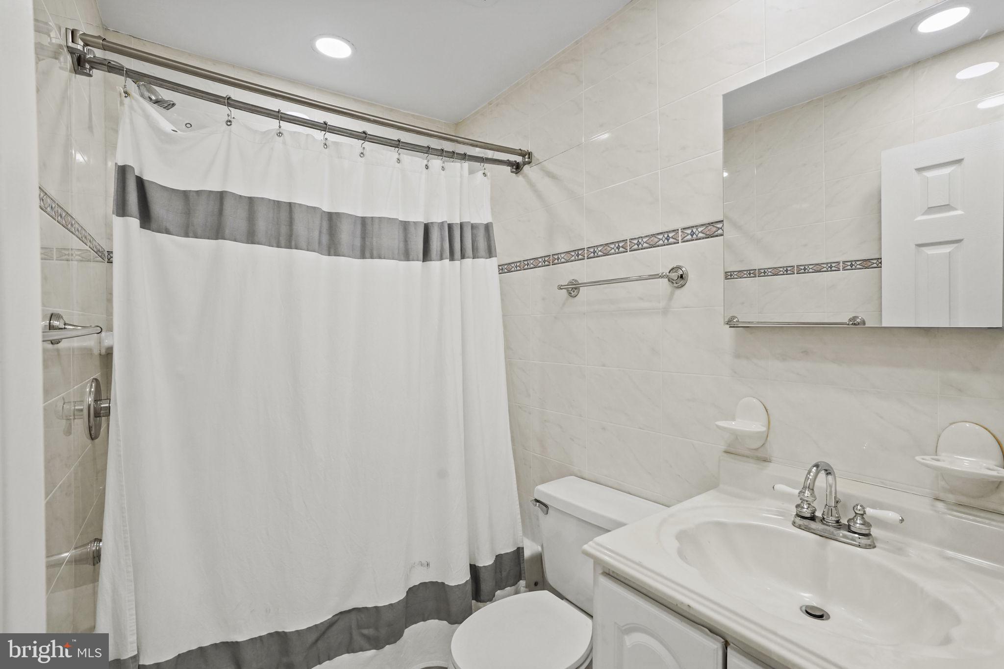 BURKE STATION SQUARE - Residential Lease