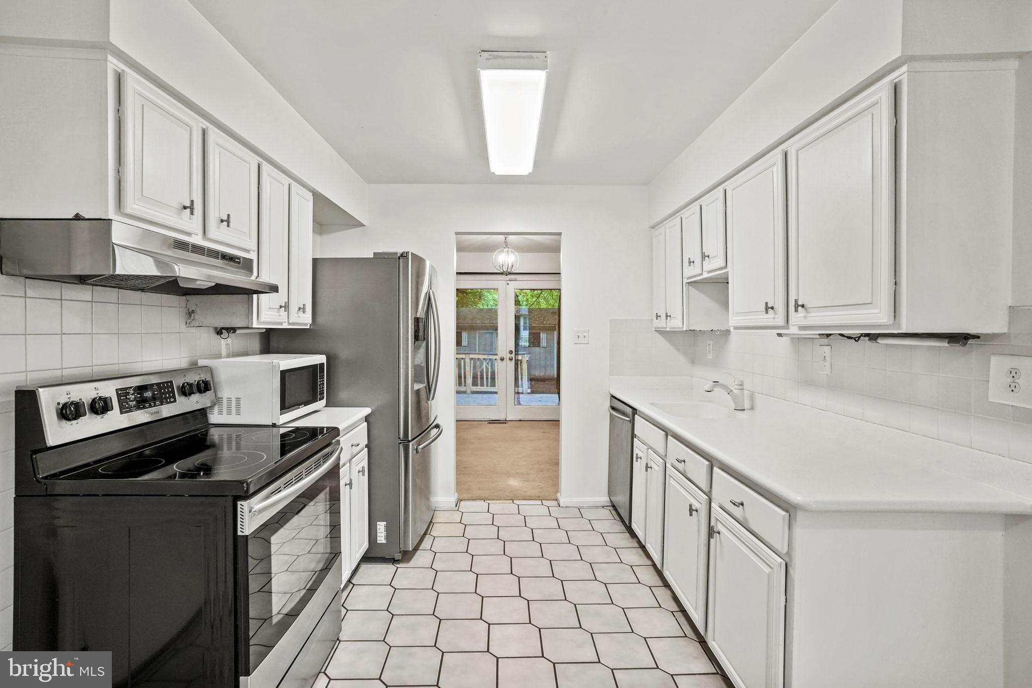 BURKE STATION SQUARE - Residential Lease