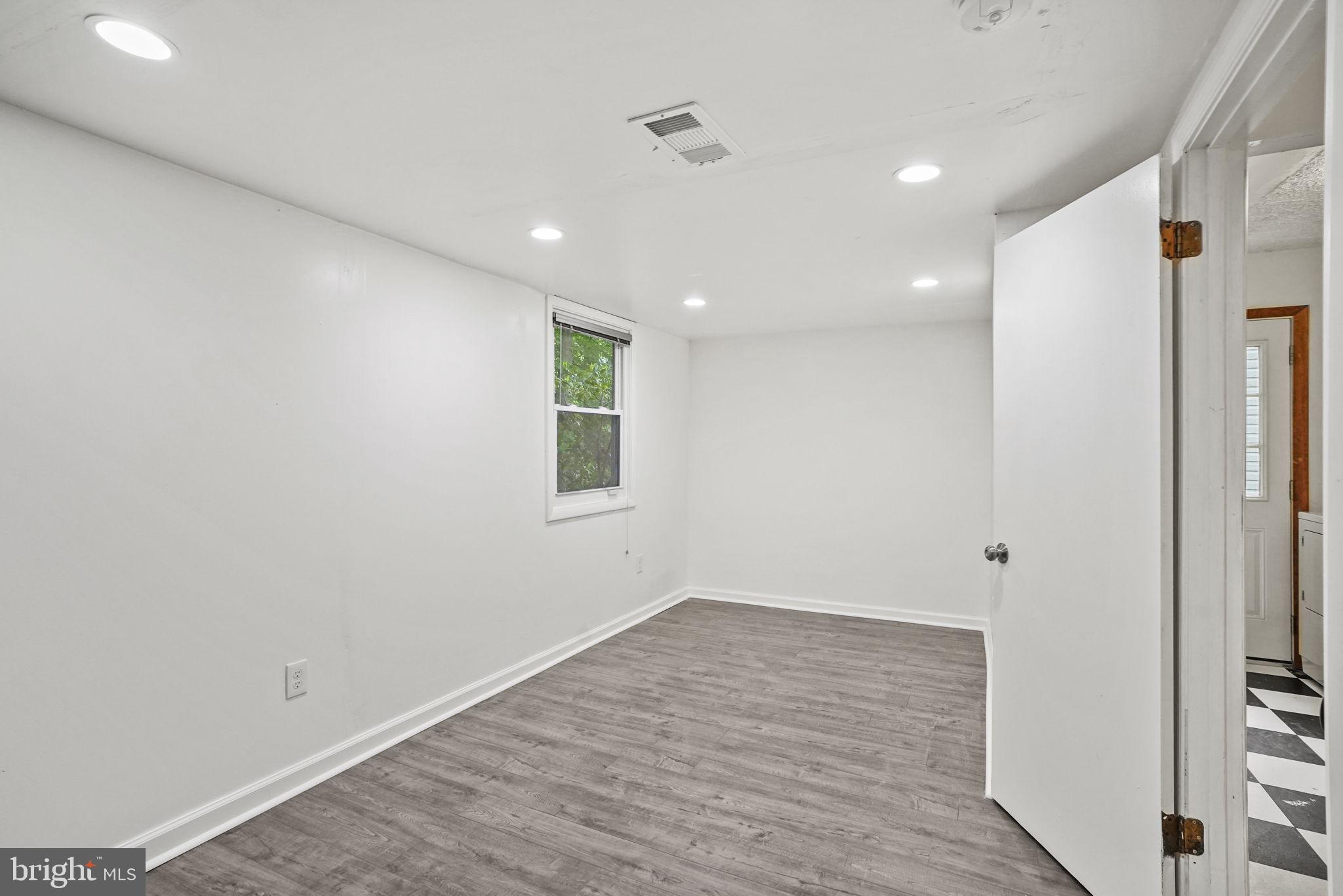 BURKE STATION SQUARE - Residential Lease