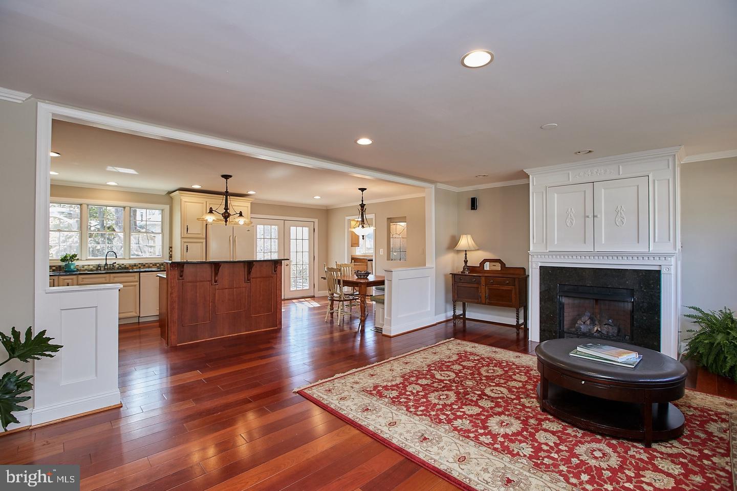 5536 QUEENSBERRY AVENUE