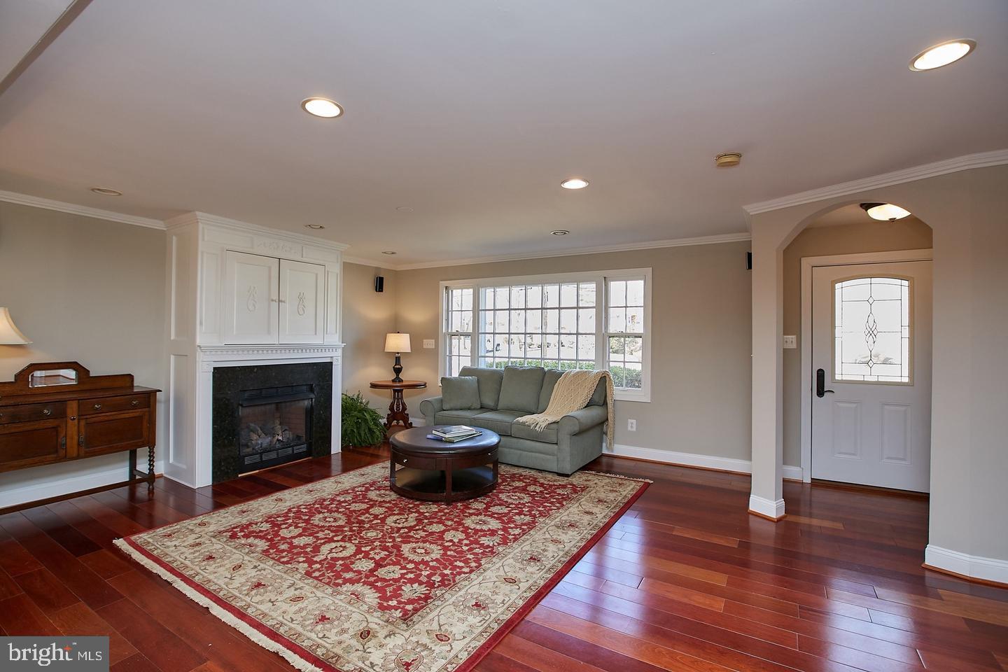 5536 QUEENSBERRY AVENUE