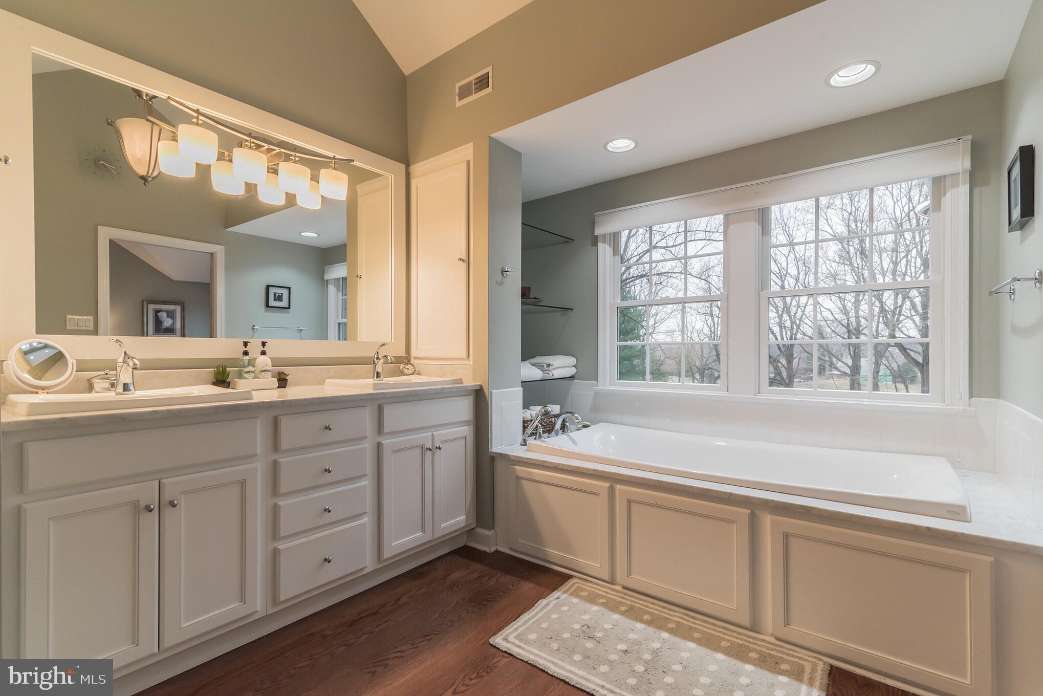 RADNOR HUNT - Residential