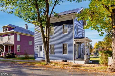 Photo of 606 Market St, MIFFLINBURG, PA 17844 (MLS # PAUN2000764) Photo of 606 Market St, MIFFLINBURG, PA 17844 (MLS # PAUN2000764)