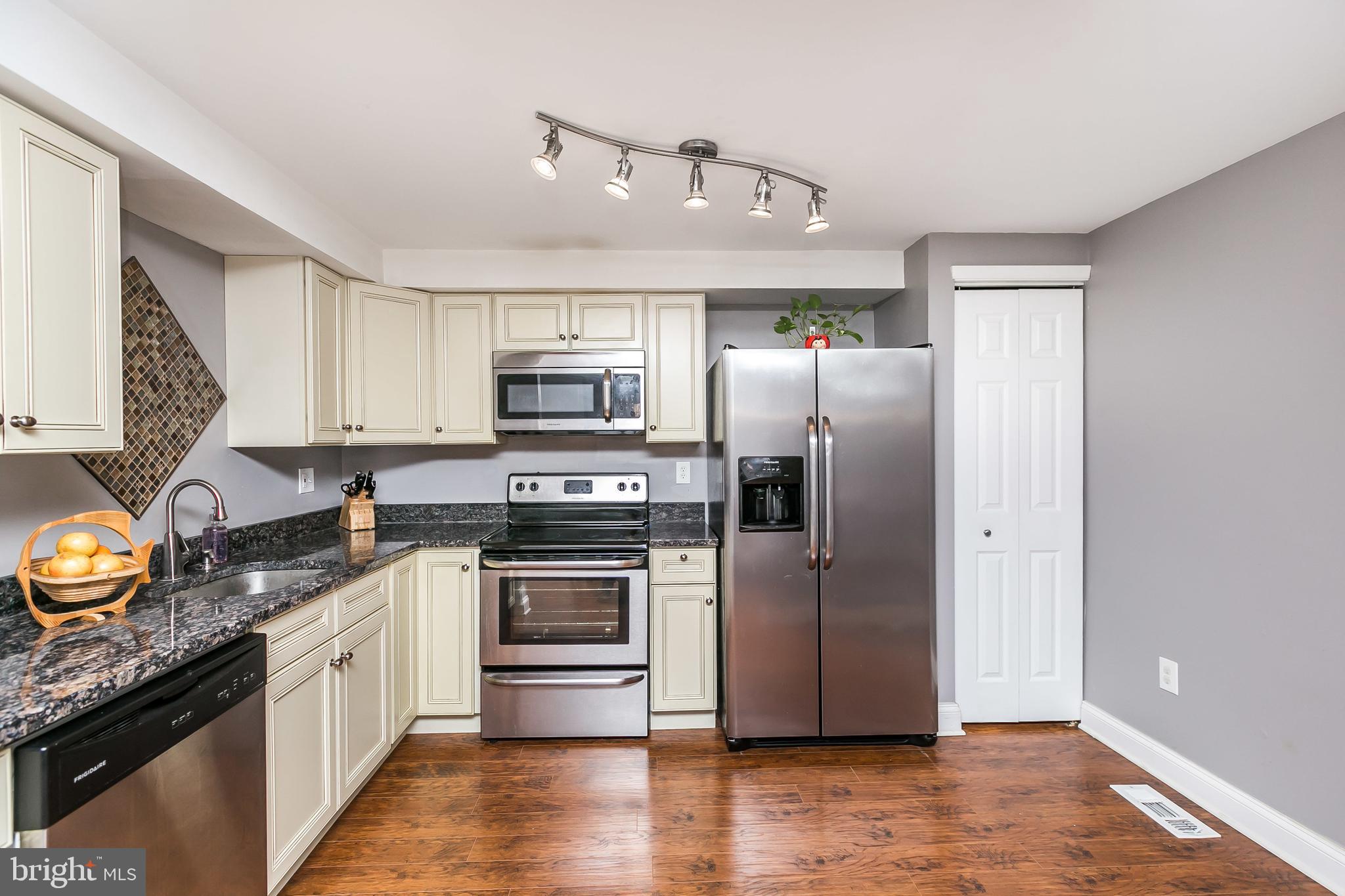 QUEEN ANNE VILLAGE - Residential