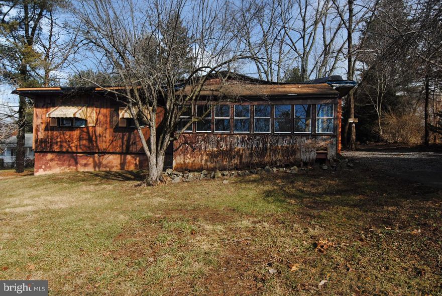 This 3 bedroom 1 bath rancher is located in the  established community of Point- O-Woods. The home sits on a .46 Ac. lot that is mostly flat. It is Conveniently located to I-66 and is only 4 miles from town, shopping and conveniences, along with enjoying local land marks like Shenandoah National Park and Skyline Drive. This is the opportunity to put your personal touches into this house to make it the perfect "home".
This is a Fannie Mae HomePath property.