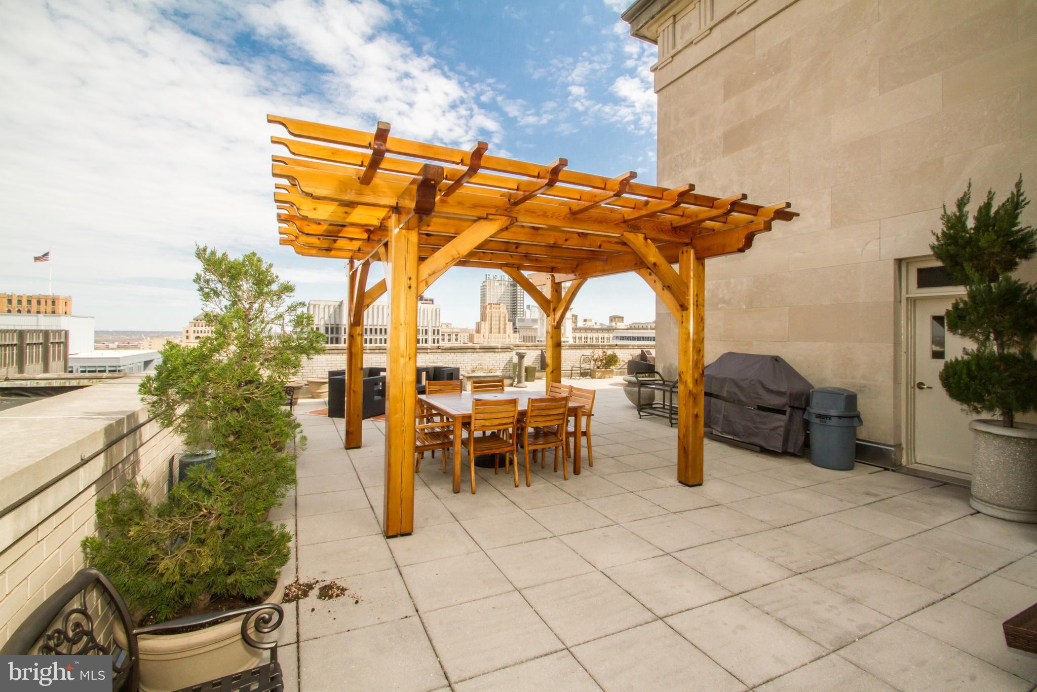 LOGAN SQUARE - Residential