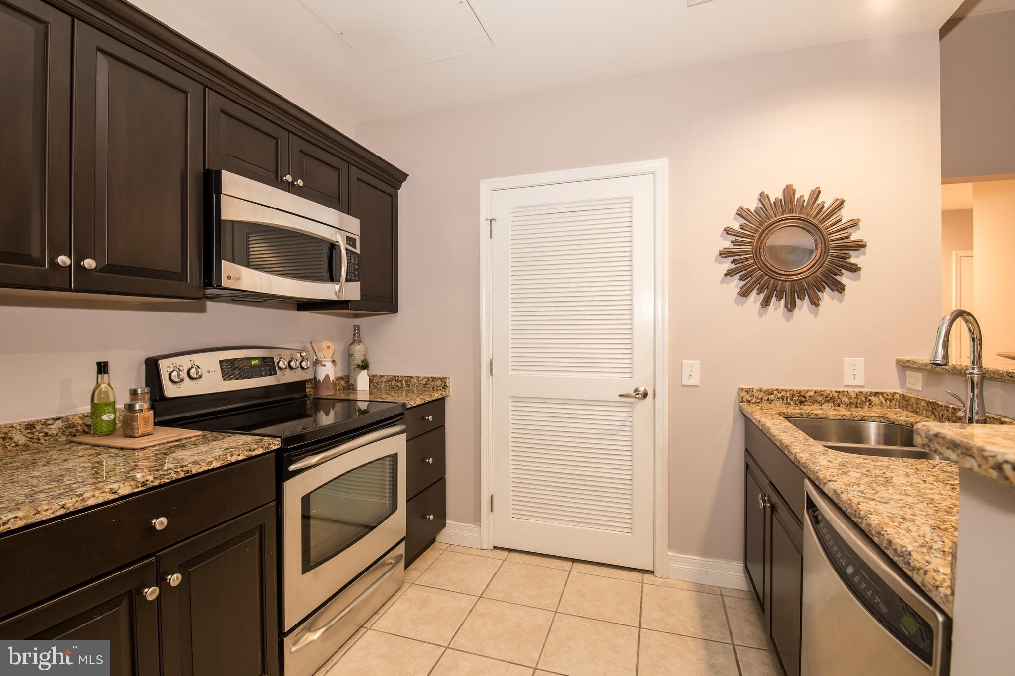 LOGAN SQUARE - Residential