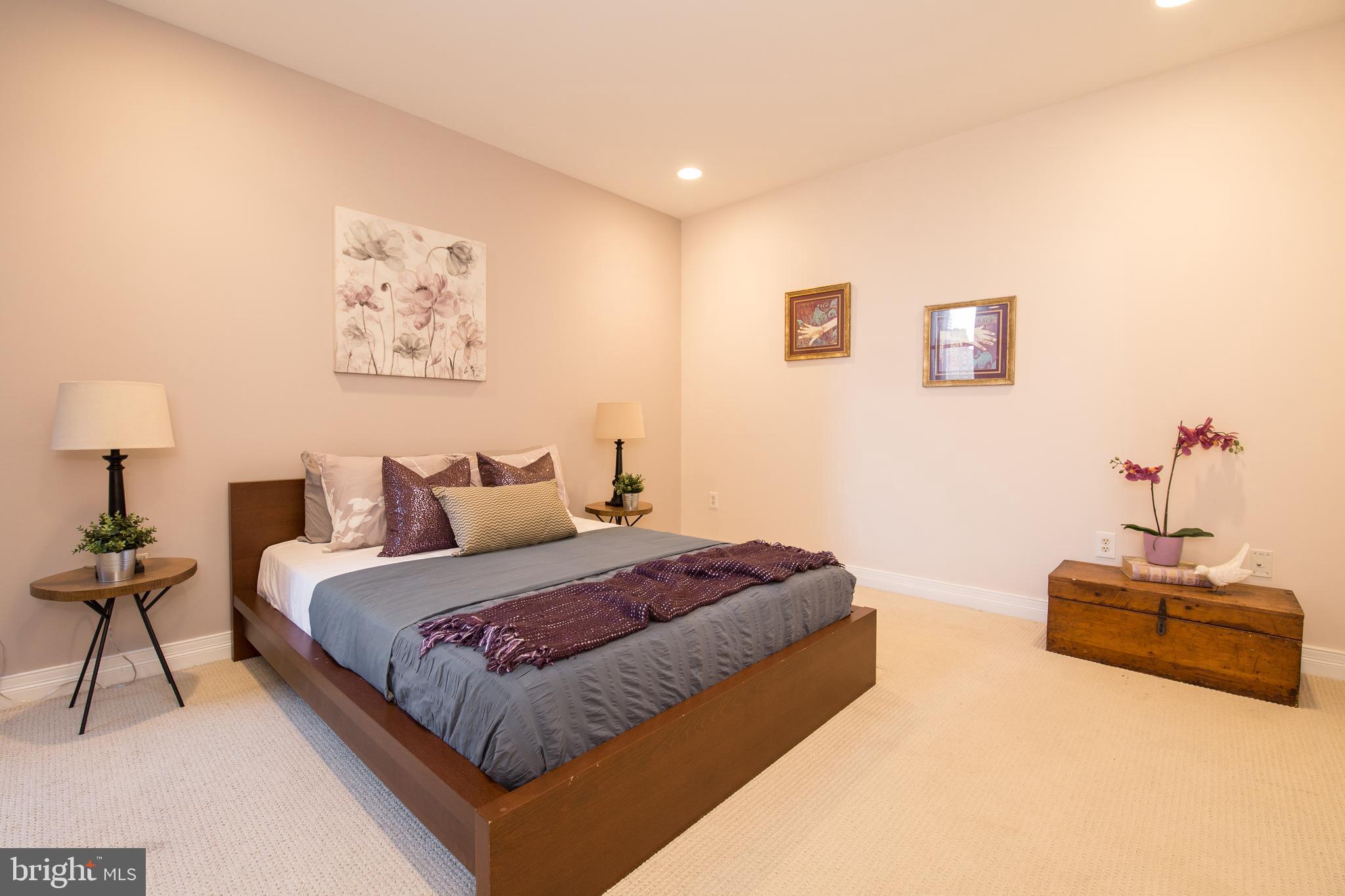 LOGAN SQUARE - Residential