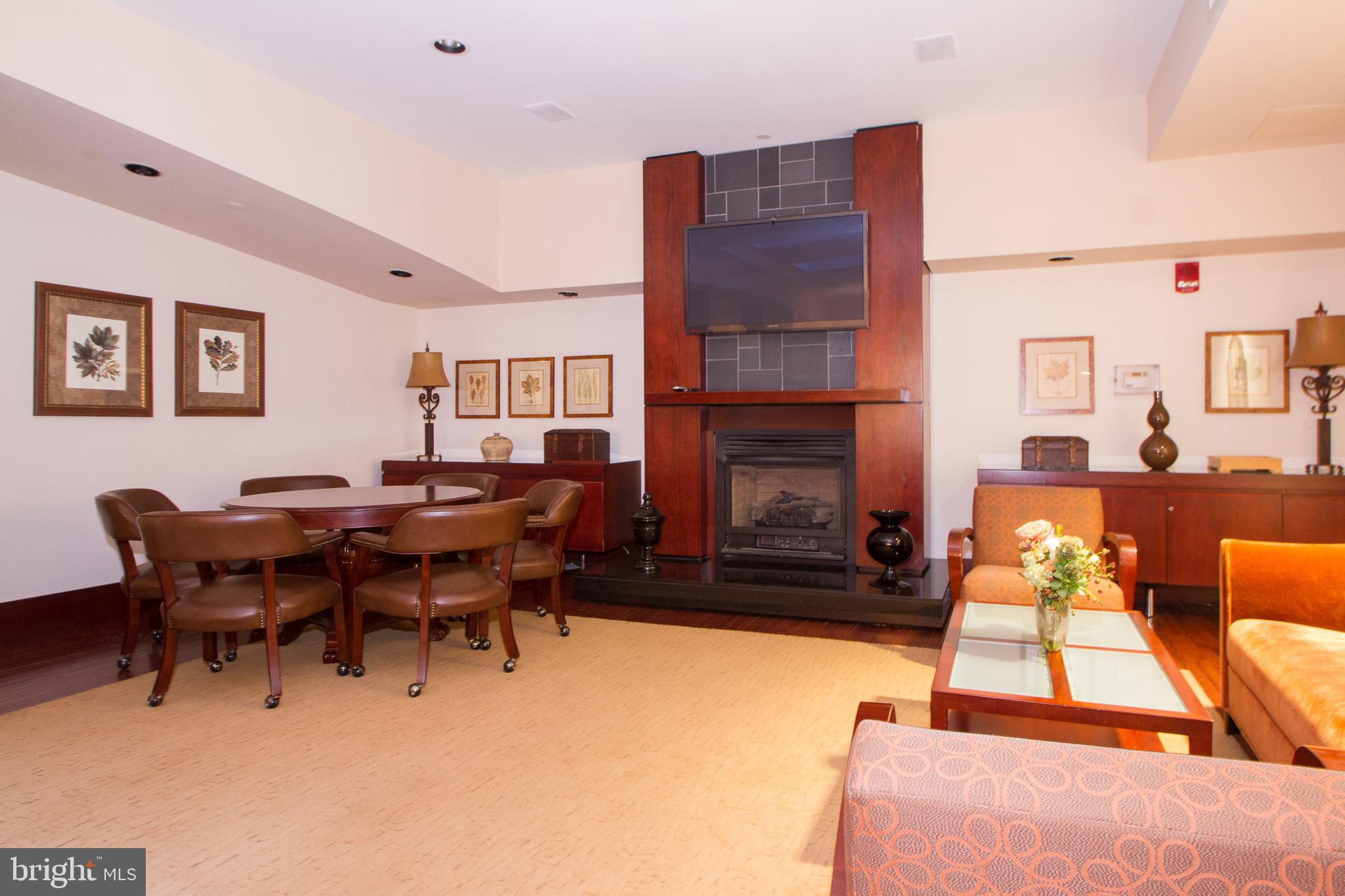 LOGAN SQUARE - Residential