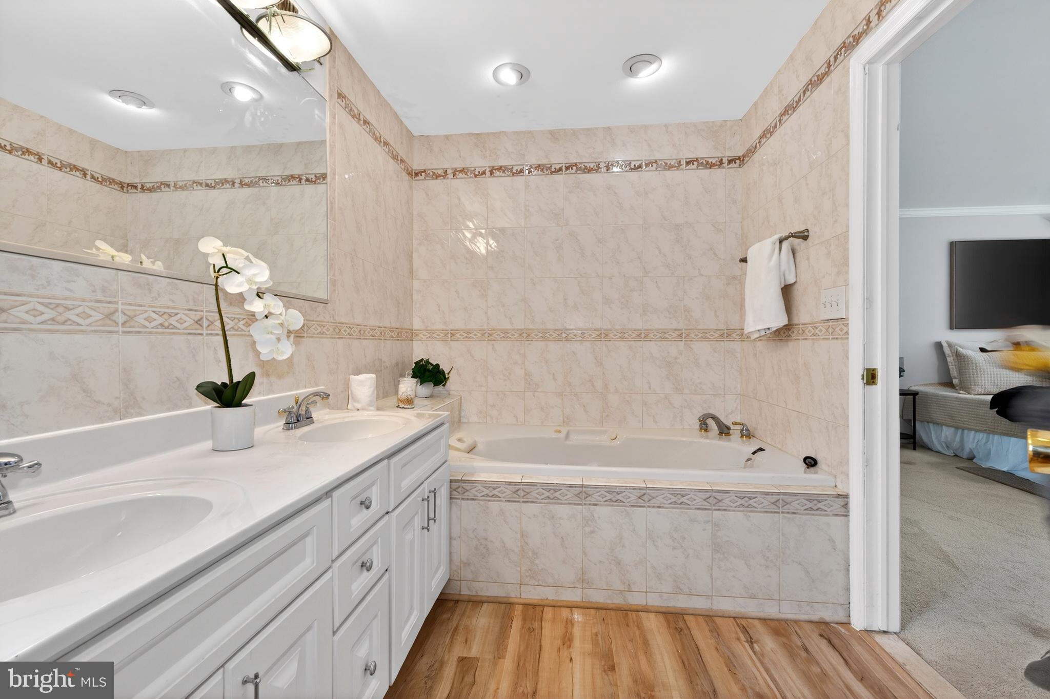 JONATHANS DELIGHT - Residential