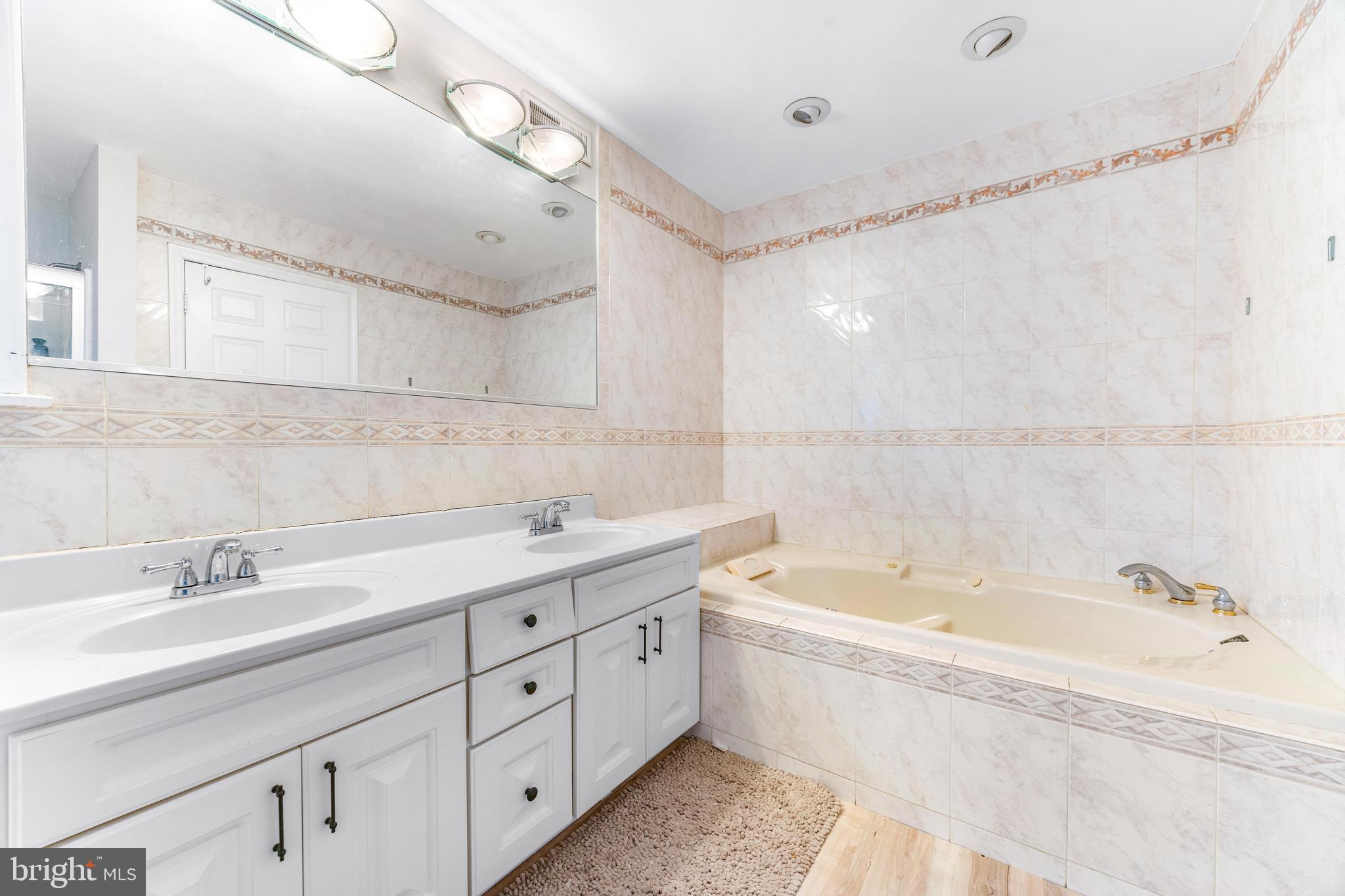 JONATHANS DELIGHT - Residential