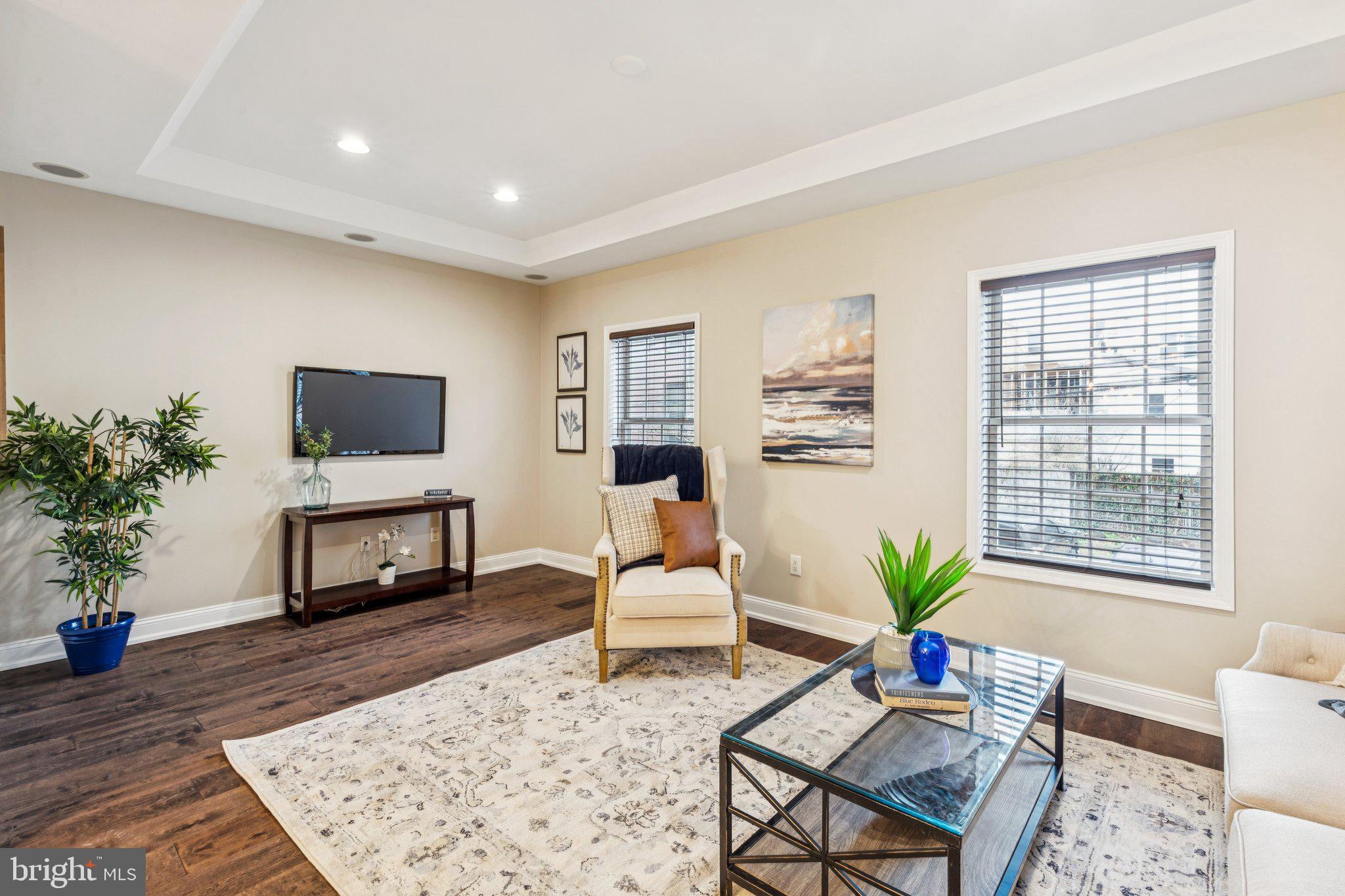 1033 N LEITHGOW STREET