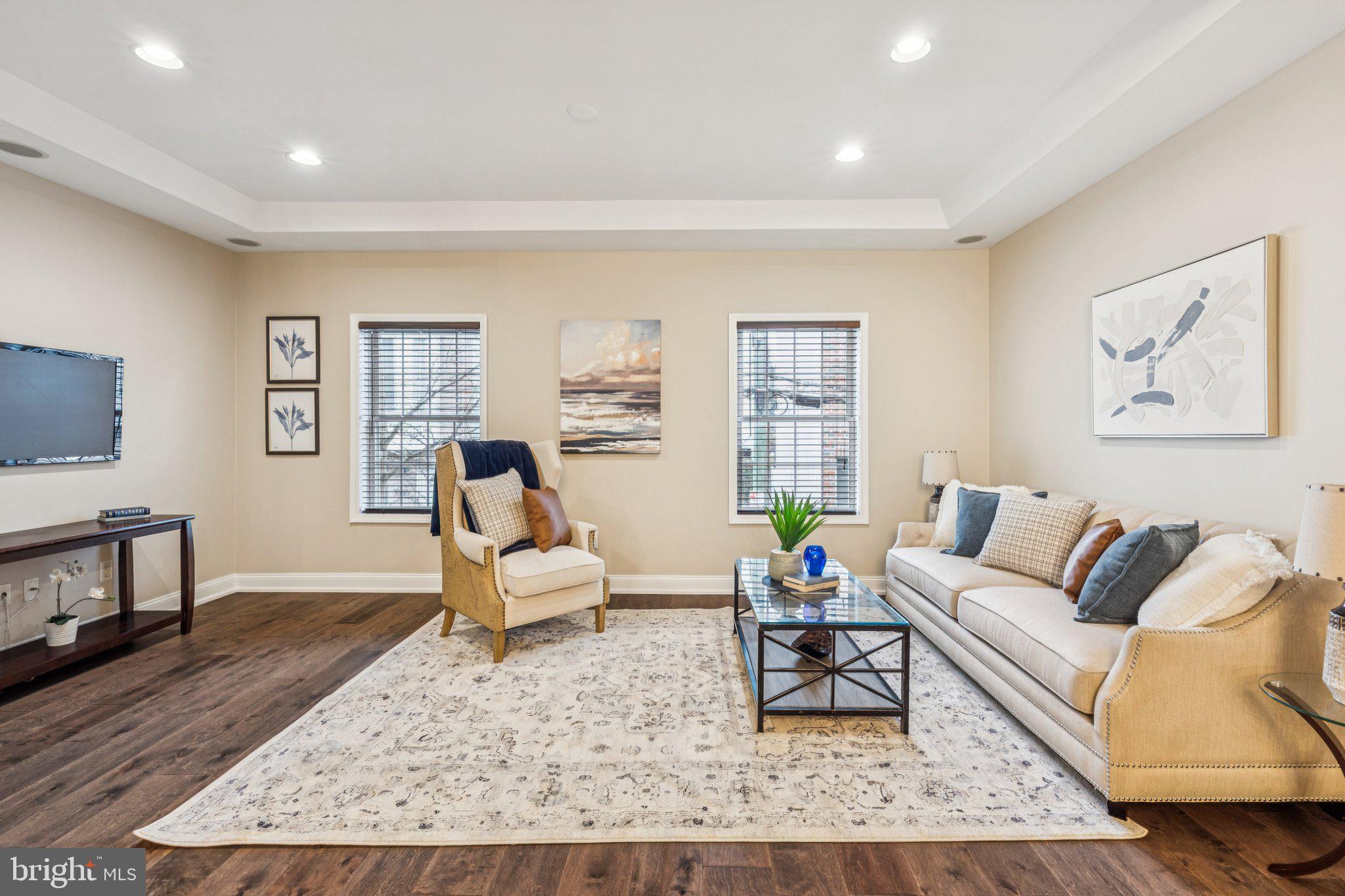 1033 N LEITHGOW STREET