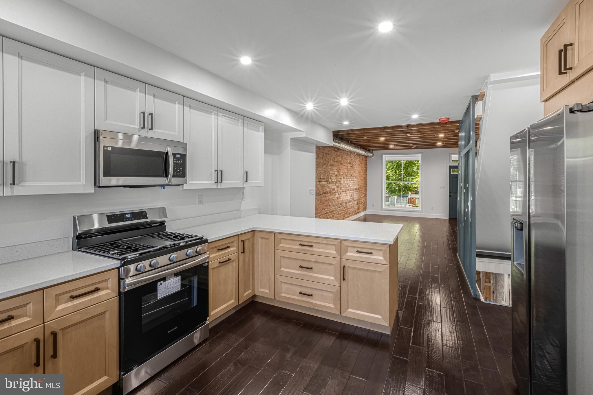 325 W LORRAINE AVENUE