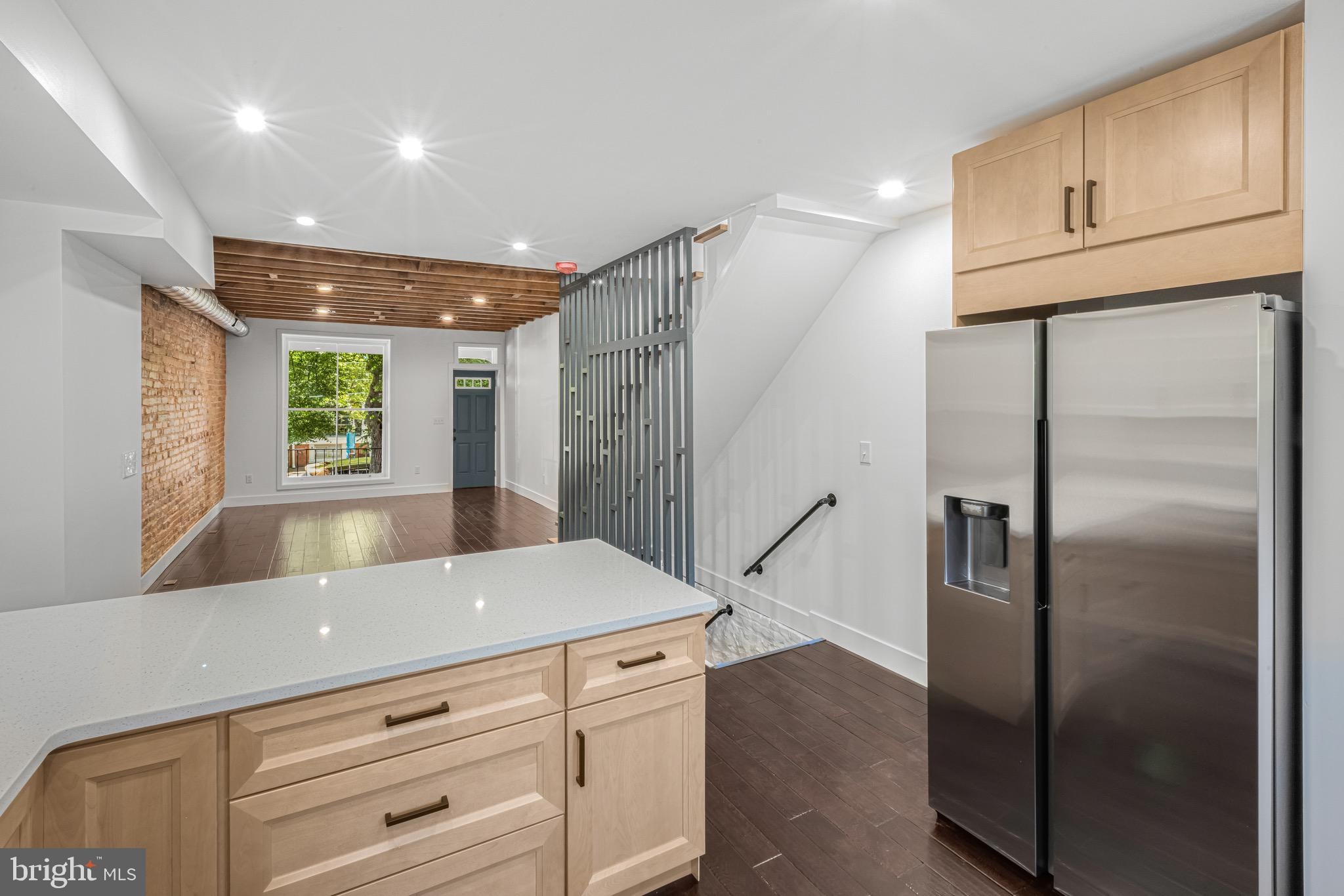 325 W LORRAINE AVENUE