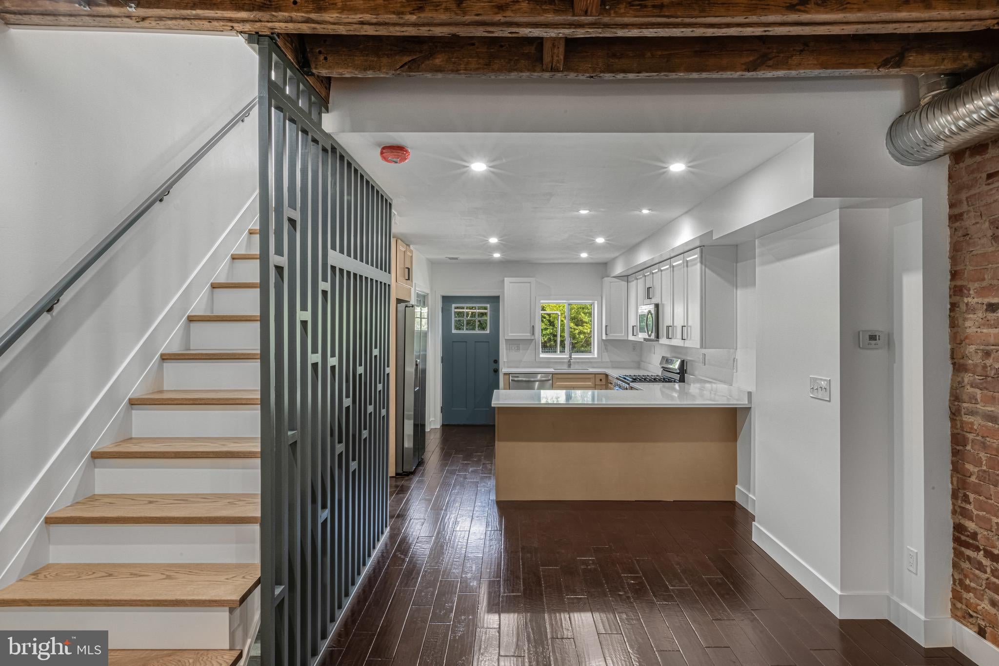 325 W LORRAINE AVENUE