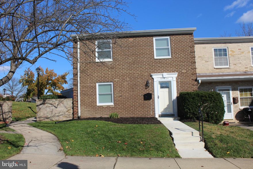 Great End Unit Townhouse nicely renovated!! new kitchen, bathrooms and floors, fresh painted with tons of updates,great details on walls and ceilings, best unit in the neighborhood!!!Must see!  it won't last