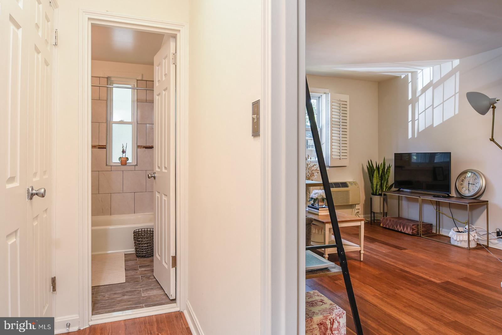 ARLINGTON OAKS - Residential Lease