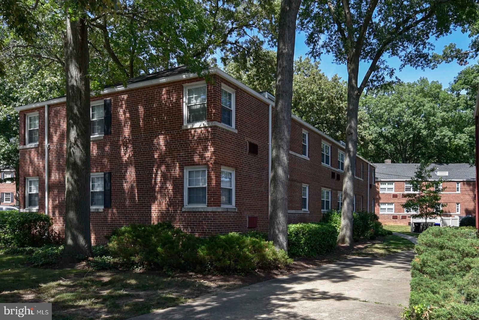 ARLINGTON OAKS - Residential Lease