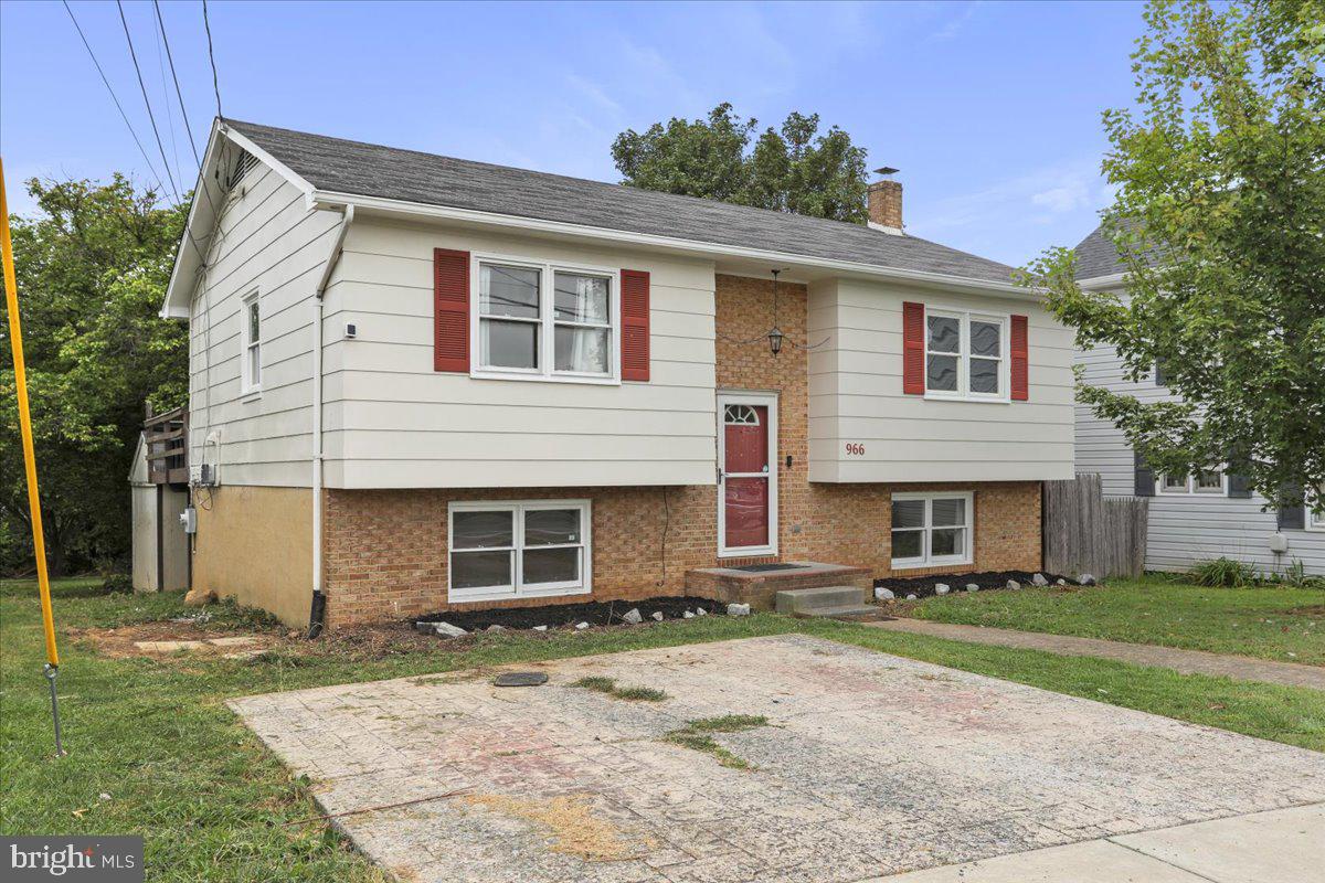 966 WOODSTOCK LANE