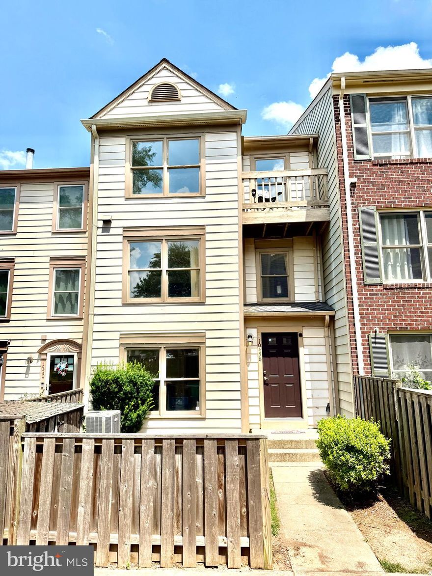 Freshly Painted 3-Level Townhome with Loft Dining & Private Balcony!

Beautiful 3-level townhome featuring a freshly repainted interior and a bright two-story foyer. Main level includes a spacious living room with fireplace, and a separate room ideal for a home office or den. The kitchen offers a smooth-top stove, generous counter space and ample cabinetry, with a dining area overlooking the living room.

The upper-level primary suite includes a private balcony, dual closets, and an en-suite full bath. Conveniently located just minutes from shopping, dining, and I-66.