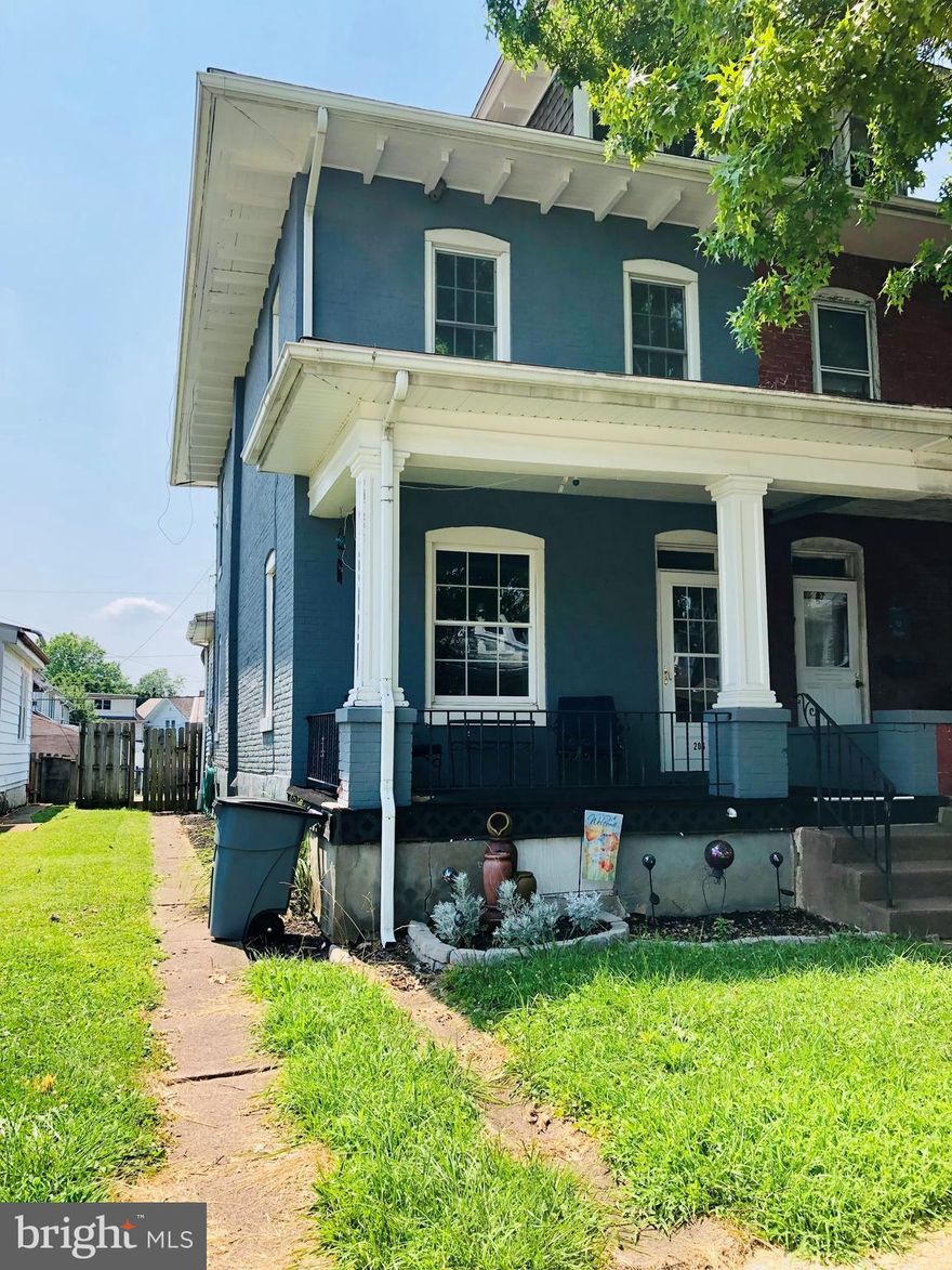 Welcome to your new home! This cozy 5 BR 1.5 Bath semi-detached home is conveniently close to all major highways and shopping. This beautiful home is ready for you to move in. Schedule your showing today!